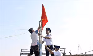 Đến tận tàu, tận nhà ngư dân để tuyên truyền chống khai thác IUU
