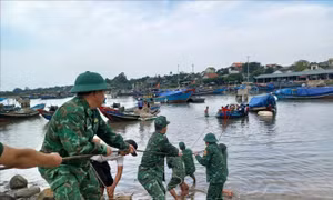 Biên phòng Quảng Trị kịp thời cứu nạn tàu cá bị chìm