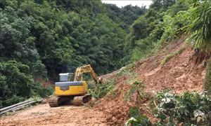 Sơn La: 6.000m3 đất đá đổ ập xuống Quốc lộ 279D gây ách tắc nghiêm trọng