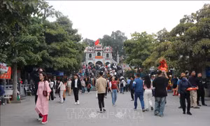 Hàng nghìn du khách về đền Bà Chúa Kho đầu năm mới