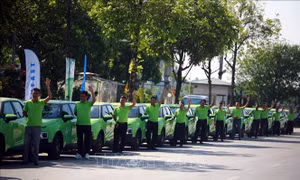 Hà Nội đưa vào hoạt động hệ thống xe buýt, taxi điện ở xứ Đoài