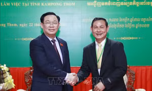 Chủ tịch Quốc hội Vương Đình Huệ thăm làm việc tại tỉnh Kampong Thom, Campuchia