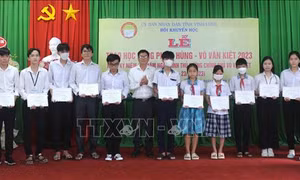 Trao học bổng Phạm Hùng - Võ Văn Kiệt cho học sinh, sinh viên vượt khó học giỏi