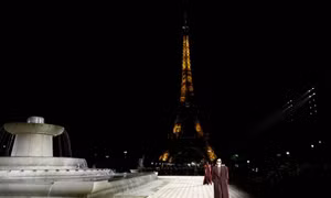 Sàn diễn Yves Saint Laurent thắp sáng chân tháp Eiffel