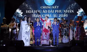 Áo dài tỏa sáng tại đêm hội đậm sắc màu văn hóa Việt tại châu Âu