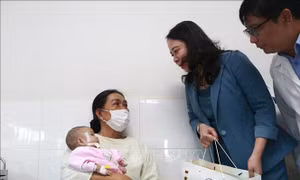 Phó Chủ tịch nước Võ Thị Ánh Xuân thăm, tặng quà bệnh nhi tại TP Hồ Chí Minh