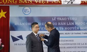 Trao tặng Huân chương Cành cọ Hàn lâm cho PGS,TS Nguyễn Ngọc Điện