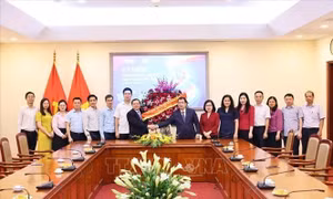 Lãnh đạo Ban Tuyên giáo và Dân vận TƯ chúc mừng TTXVN và các Cơ quan báo chí