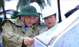 Lãnh đạo tỉnh Khánh Hòa kiểm tra công tác chuẩn bị ứng phó với bão số 6
