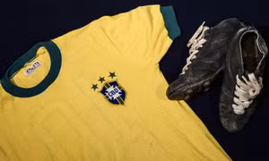 Áo thi đấu của 'Vua bóng đá' Pele có giá ngất ngưởng