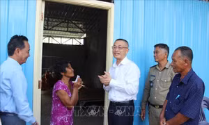 Bàn giao nhà mới cho 3 hộ gia đình gốc Việt bị hỏa hoạn ở Phnom Penh