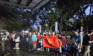 Cổ động viên đội mưa 'tiếp lửa' cho đội tuyển Futsal Việt Nam