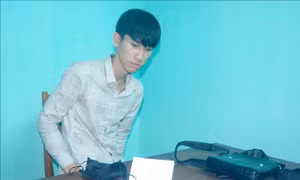 Bắt đối tượng vận chuyển ma túy trên xe khách từ Lào về Việt Nam