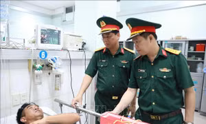 Tiếp nhận và chăm sóc y tế kịp thời các thuyền viên gặp nạn trên biển Bạch Long Vĩ