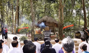 Chủ tịch Quốc hội dâng hương tưởng niệm các bậc tiền bối cách mạng tại Tuyên Quang