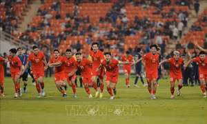 Niềm vui vỡ oà của các tuyển thủ Việt Nam trên sân Rajamangala