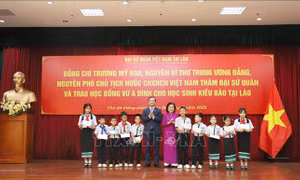 Học bổng Vừ A Dính tiếp thêm động lực cho con em kiều bào tại Lào