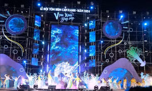 Khai mạc Lễ hội Tôm hùm Cam Ranh 2024 với chủ đề 'Vịnh xanh bừng sáng'
