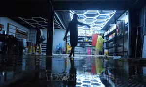 Nước sông Hồng dâng lên nhanh, Hà Nội hỗ trợ đưa 15 hộ đến cư trú tạm Nhà văn hóa trong đêm 