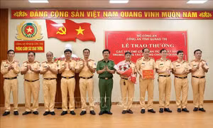 Trao thưởng đột xuất cho các tập thể có thành tích phá án ma túy