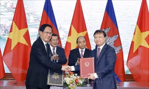 Thủ tướng Nguyễn Xuân Phúc và Thủ tướng Campuchia hội đàm và chứng kiến Lễ ký các văn kiện hợp tác 