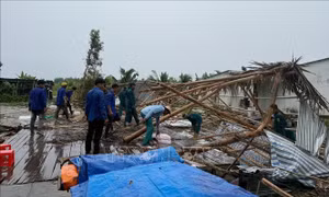 Cà Mau: Lốc xoáy ảnh hưởng hàng chục căn nhà, làm 1 người bị thương