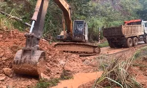 Ứng phó bão số 9: Cục Đường bộ yêu cầu xử lý ngay các vị trí sạt lở lớn gây ách tắc giao thông