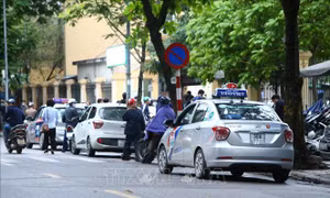 Từ ngày 15/9 khôi phục biển cấm xe taxi trên 10 tuyến đường Hà Nội