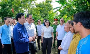 Phó Thủ tướng Mai Văn Chính thăm, tặng quà người dân vùng bị ảnh hưởng thiên tai