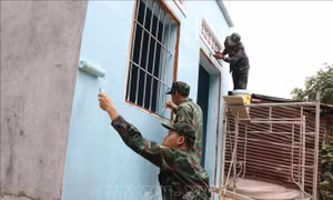 Quyết tâm 'băng đồi, vượt suối' dựng xây mái ấm cho người dân vùng lũ
