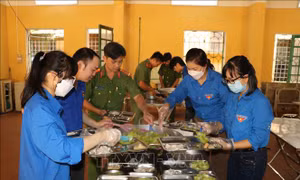 Những suất cơm miễn phí hỗ trợ thí sinh ở Mù Cang Chải
