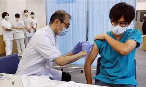 Nhật Bản tái khởi động chiến dịch tiêm chủng quy mô lớn