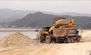 Xem xét xử lý sai phạm của doanh nghiệp đổ đất đá trái phép xuống vịnh Bái Tử Long