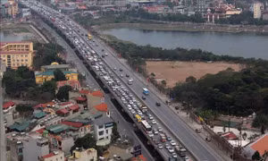 Dòng xe 'bất tận' đổ về Thủ đô chiều mùng 6 Tết