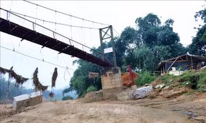 Cầu treo rào B40, học sinh lòng vòng 10 km đến trường