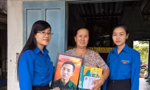 Tuổi trẻ Bình Thuận trao tặng di ảnh liệt sỹ được phục dựng cho các gia đình chính sách