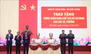 Trao tặng tượng chân dung Chủ tịch Hồ Chí Minh cho 99 xã, phường tỉnh Bắc Ninh