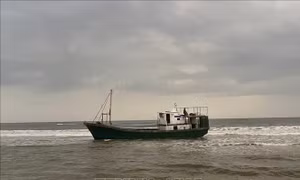 Phát hiện tàu không có người, trôi dạt vào bờ biển Quảng Trị