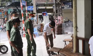 Hà Nội cảnh báo nguy cơ lây nhiễm COVID-19 do người dân chủ quan, coi thường phòng bệnh
