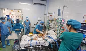 Lần đầu tiên sử dụng kỹ thuật ECMO cho bệnh nhi sau phẫu thuật tim