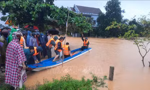 Mực nước có nơi vượt đỉnh lũ năm 1983, hàng ngàn nhà dân Quảng Trị bị ngập sâu