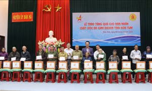 Trao quà tặng nạn nhân chất độc da cam/dioxin tại tỉnh Kon Tum