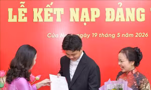 Kết nạp Đảng cho học sinh - bước chuẩn bị nguồn cán bộ trẻ cho tương lai