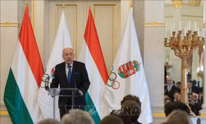 Tổng thống Hungary ký ban hành sửa đổi Hiến pháp, chấm dứt nhiệm kỳ trước thời hạn 