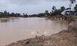 Lũ tạo ra nhánh sông mới trên dòng sông Ba (Đắk Lắk)