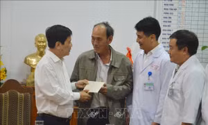 Thứ trưởng Bộ Công an thăm hỏi các nạn nhân vụ xe khách rơi xuống vực ở đèo Hải Vân 