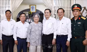 Chủ tịch Quốc hội thăm, tặng quà cựu chiến binh biệt động thành phố Cần Thơ