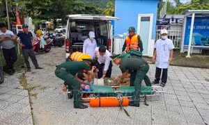 Bộ đội Biên phòng đưa 3 bệnh nhân vào đất liền cấp cứu