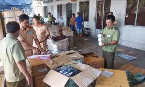 Tạm giữ nhiều hàng điện máy, mỹ phẩm, thuốc tân dược chưa rõ nguồn gốc