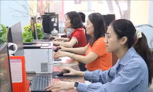 TP Hồ Chí Minh rộn ràng khí thế ngày làm việc đầu năm mới